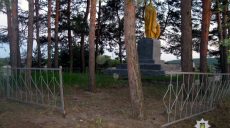 На Харьковщине выломали ограду у памятника погибшим воинам