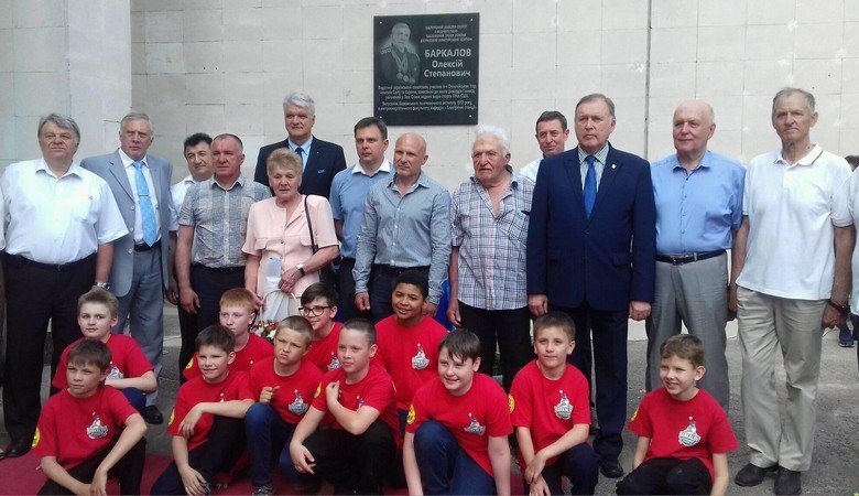 Сегодня в Харькове открыли мемориальную доску чемпиону Алексею Баркалову (ФОТО)