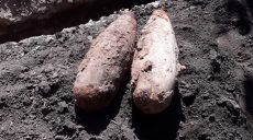 Во время стройки мужчина откопал у себя во дворе огромные бомбы