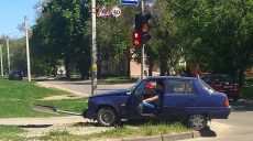 На Рогани автомобиль снес знак пешеходного перехода