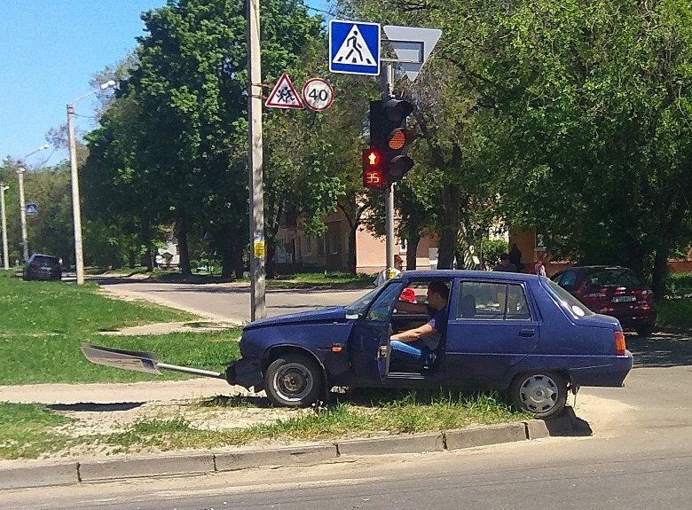 На Рогани автомобиль снес знак пешеходного перехода