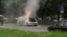 В Харькове автомобиль загорелся во время движения