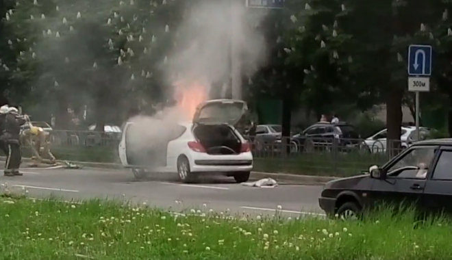 В Харькове автомобиль загорелся во время движения