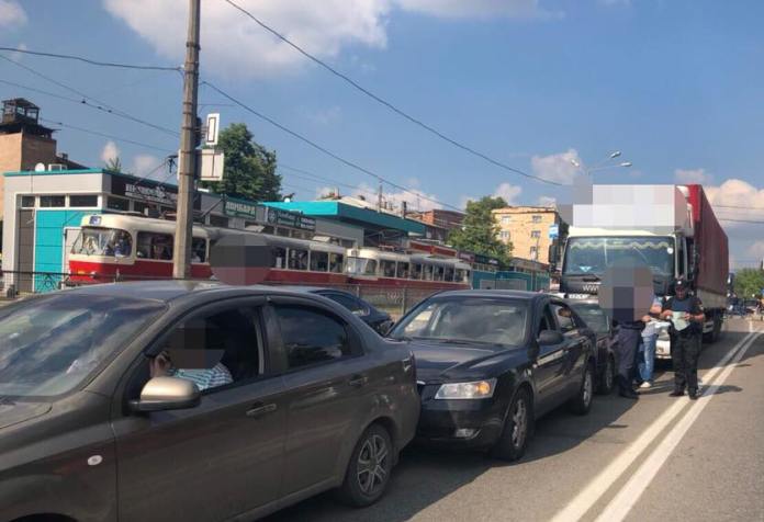 На ул. Полтавский шлях Daf «домино» повредил 3 автомобиля (фото)