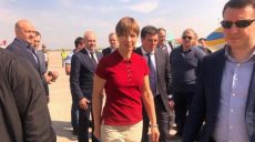 Президент Эстонии прилетела в Харьков в удобной дорожной одежде (Фото)