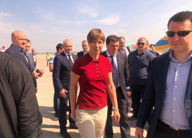Президент Эстонии прилетела в Харьков в удобной дорожной одежде (Фото)