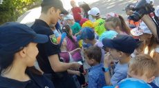 Харьковские патрульные проводят занятия с детьми в пришкольных лагерях (фото)