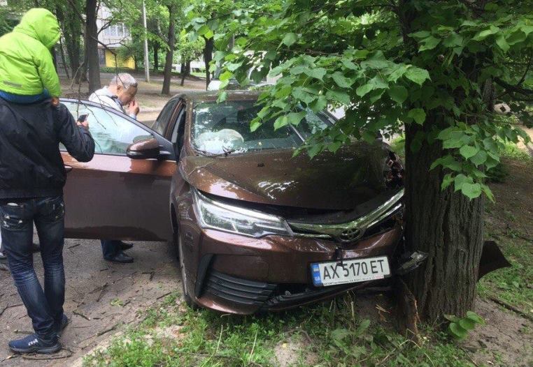 На Бучмы Toyota Corolla врезалась в дерево (Фото)