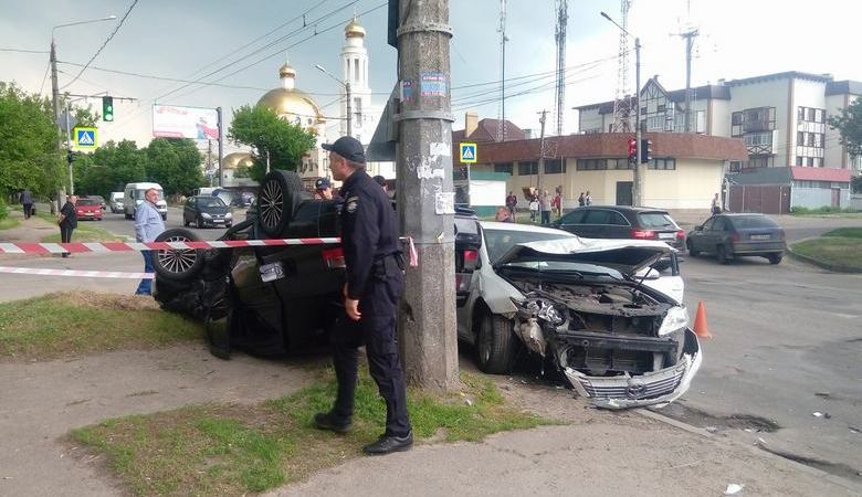 В Харькове по вине пьяного водителя две иномарки превратились в груду металлолома (фото)