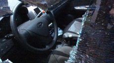 На Салтовке неизвестные разбили в автомобиле окно
