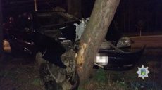В Харькове «Daewoo Lanos» наехал на дерево