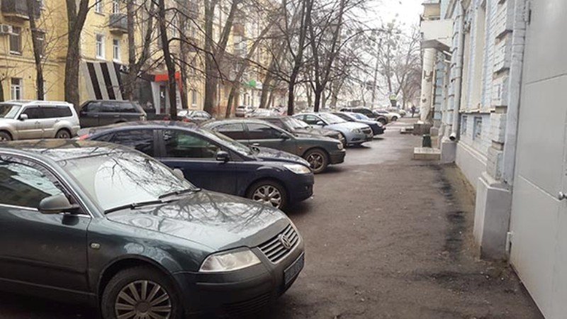 В Украине запретят временно парковаться на тротуарах