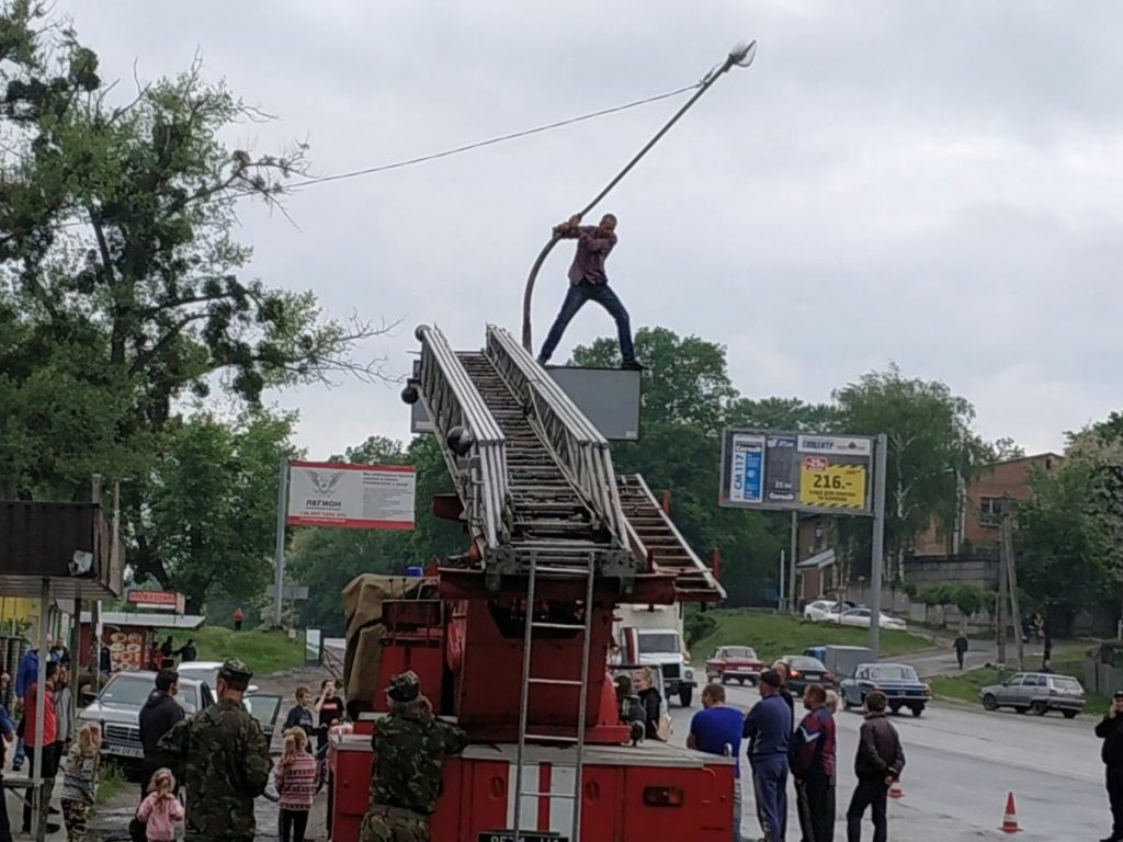 Под Харьковом мужчина залез на столб и угрожал спрыгнуть (видео)