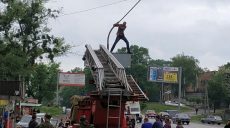 Под Харьковом мужчина залез на столб и угрожал спрыгнуть (видео)