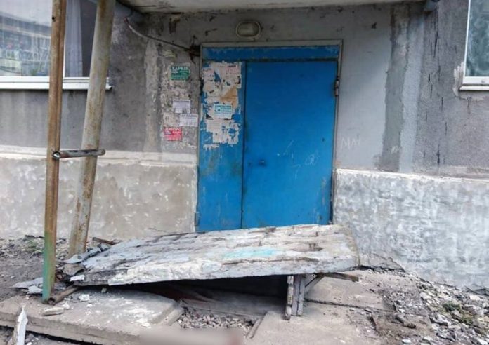 В Доброполье на детей упала стена, восьмилетняя девочка скончалась в больнице
