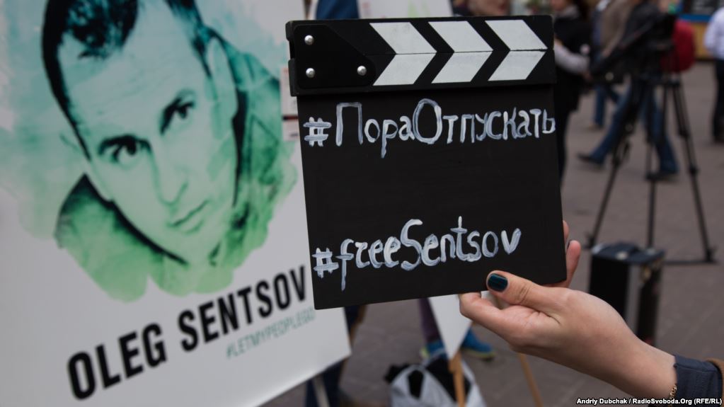 В городах Украины проходят акции в поддержку Сенцова