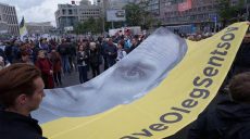 В Москве митингующие развернули баннер в поддержку Сенцова