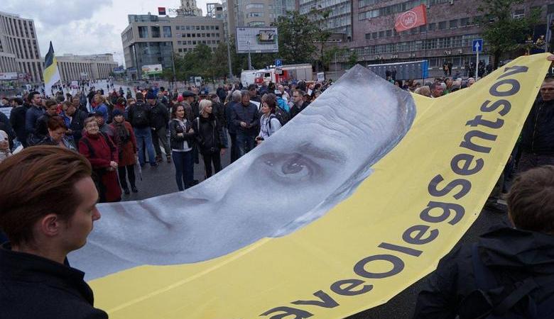 В Москве митингующие развернули баннер в поддержку Сенцова