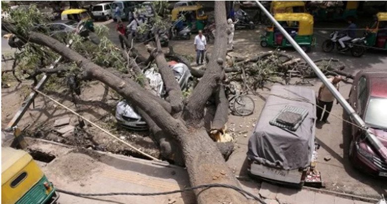 Около 70 человек погибли в Индии во время урагана (ФОТО)