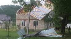 Ураган в Закарпатье сорвал крыши со многих домов (ФОТО)