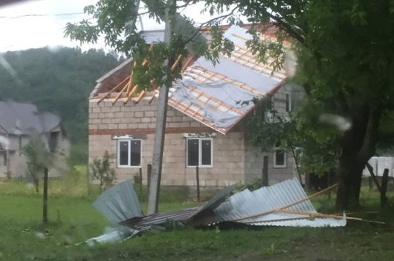 Ураган в Закарпатье сорвал крыши со многих домов (ФОТО)