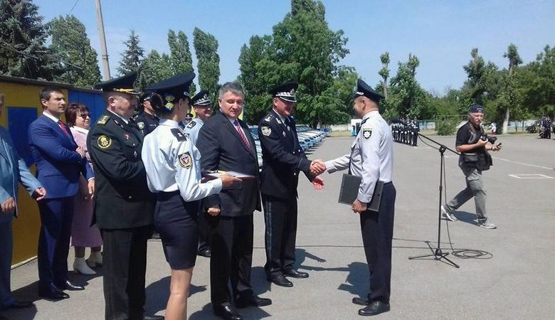 Новые авто для полицейских и выпуск лейтенантов Нацгвардии. В Харькове побывал министр внутренних дел Арсен Аваков (видео)
