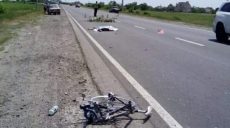 В Безлюдовке автомобиль сбил группу велосипедистов. Погибла женщина, двое подростков попали в больницу (видео)