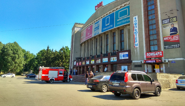 Сегодня «минировали» ДК ХЭМЗ и магазин «Сервер»