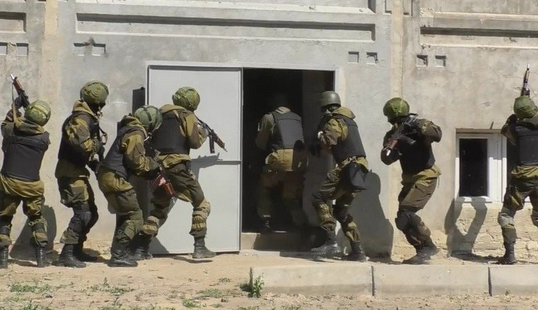 Будущим полицейским показывали, как усмирять разъяренных болельщиков (видео)
