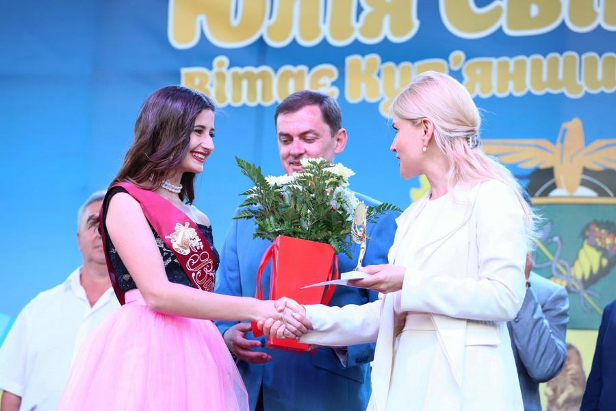 Светличная поздравила выпускников школ Купянщины и их родителей