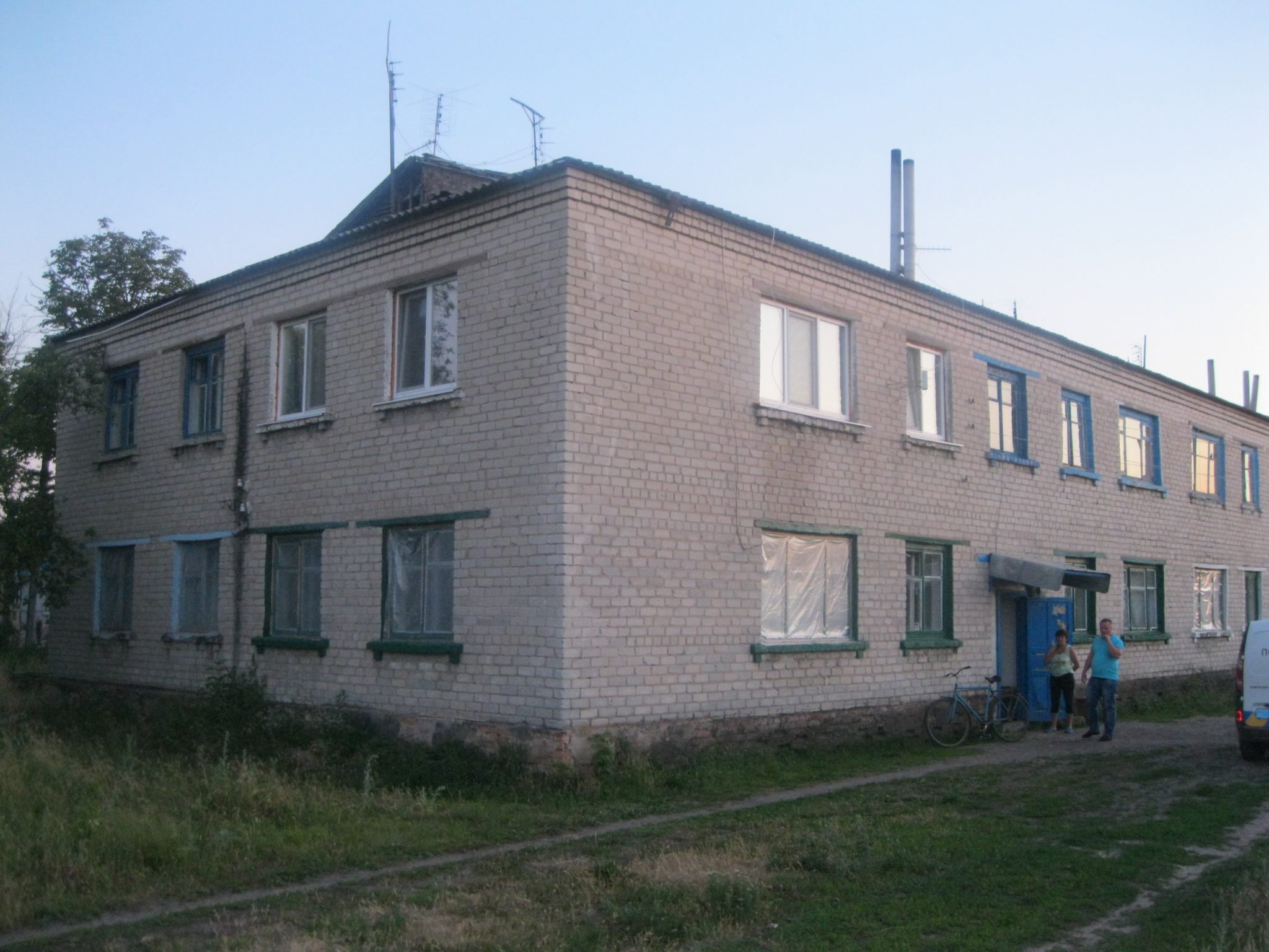 В Харьковской области ребенок выпал из окна второго этажа