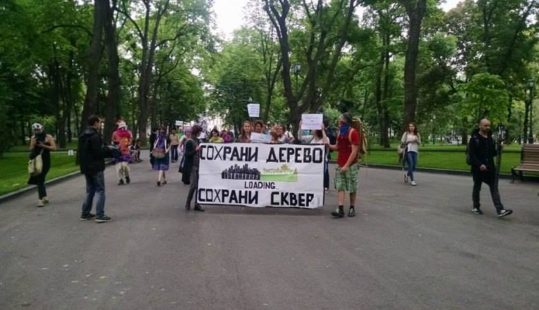 Несколько саженцев – на месте десятков срубленных деревьев. На площадке за ХНАТОБом прошла экологическая акция протеста (видео)