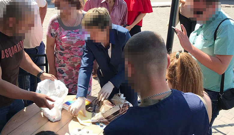 При получении взятки задержали чиновницу одной из РГА Харьковской области (фото)