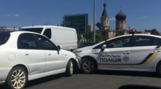На улице Шевченко полицейским разбили машину (видео)