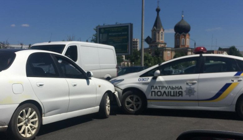На улице Шевченко полицейским разбили машину (видео)