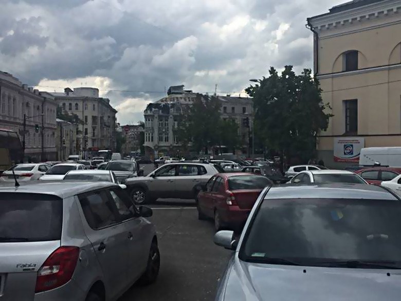 Харьковчане предлагают запретить парковаться на Пушкинской