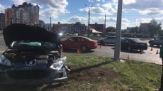 ДТП на Клочковской: Peugeot вылетел с мостовой (ФОТО)