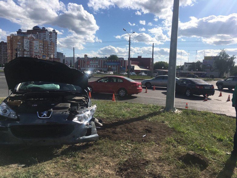 ДТП на Клочковской: Peugeot вылетел с мостовой (ФОТО)