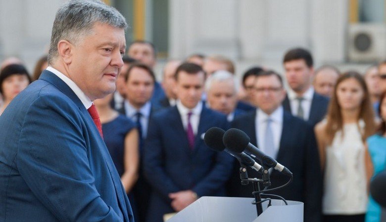 Порошенко: Завершается работа над изменениями в Конституцию, которые закрепят европейские стремления Украины (видео)
