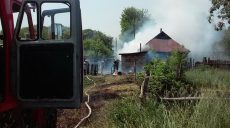 Житель Харьковщины поджег свой дом, сжигая траву и мусор