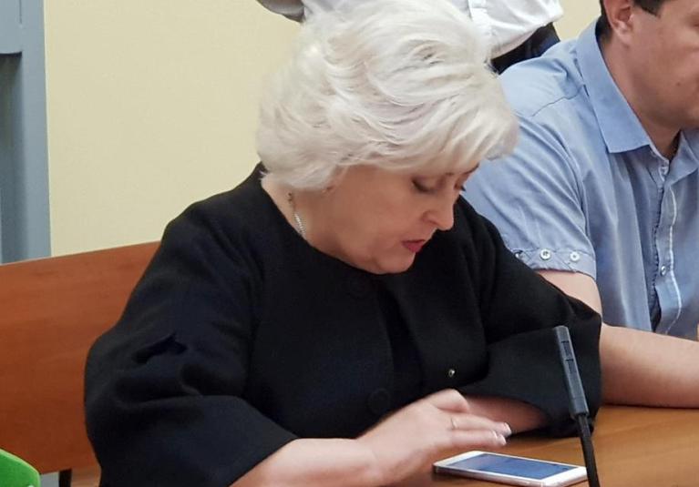 Заседание нового состава суда по делу Нели Штепы началось с попытки адвокатов отвести судей