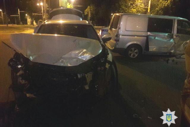 На пр. Московском столкнулись Lexus nx300n и Volkswagen Transporter (фото)