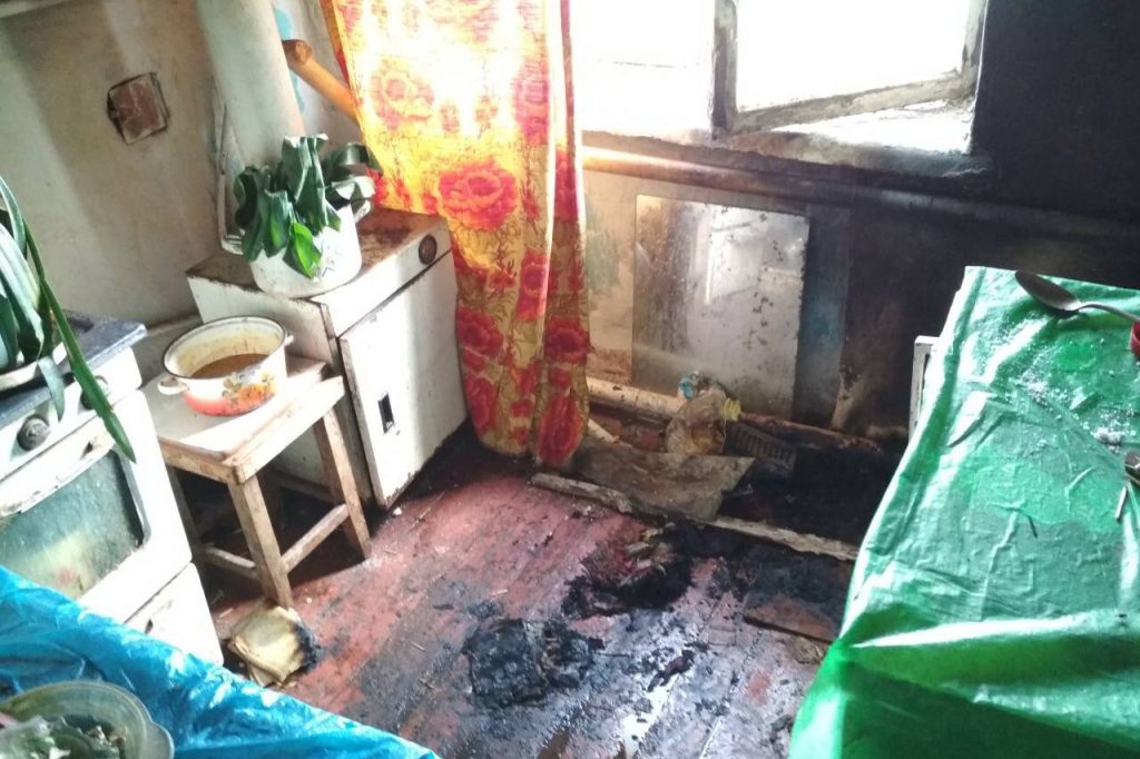 В Харьковской области сын спас свою пожилую мать во время пожара