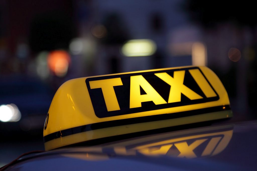 В Харькове обнаженный иностранец бросался на такси (ВИДЕО)