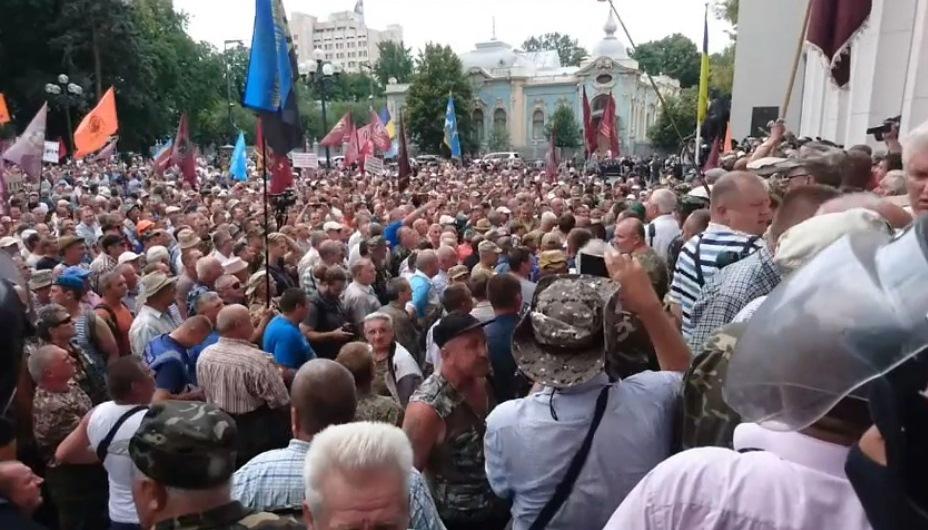 Под Верховной Радой столкновения между митингующими и полицией (фото, видео)