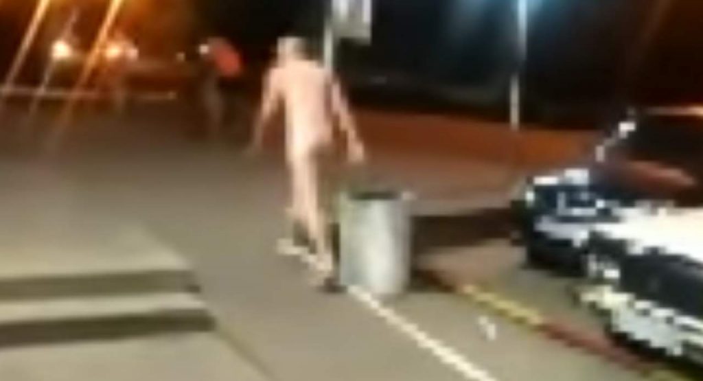 Под Харьковом по улице ходил голый мужчина (видео)