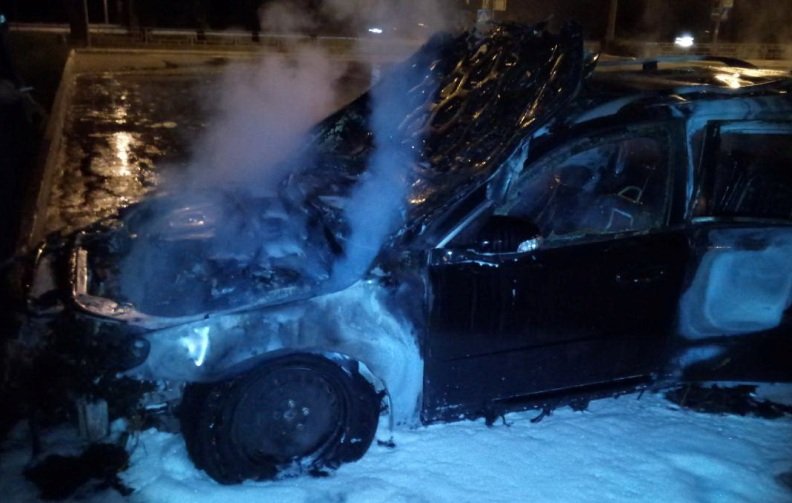 В Харькове на парковке сгорело Volvo (фото)