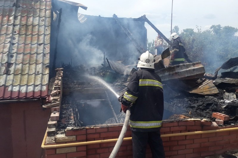 Два дома сгорели на Харьковщине из-за неисправной электропроводки (фото)