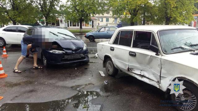 На Валентиновской ВАЗ столкнулся с Ford Fiesta