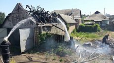 Сельские жители решили сжечь мусор и сожгли соседский гараж (ФОТО)